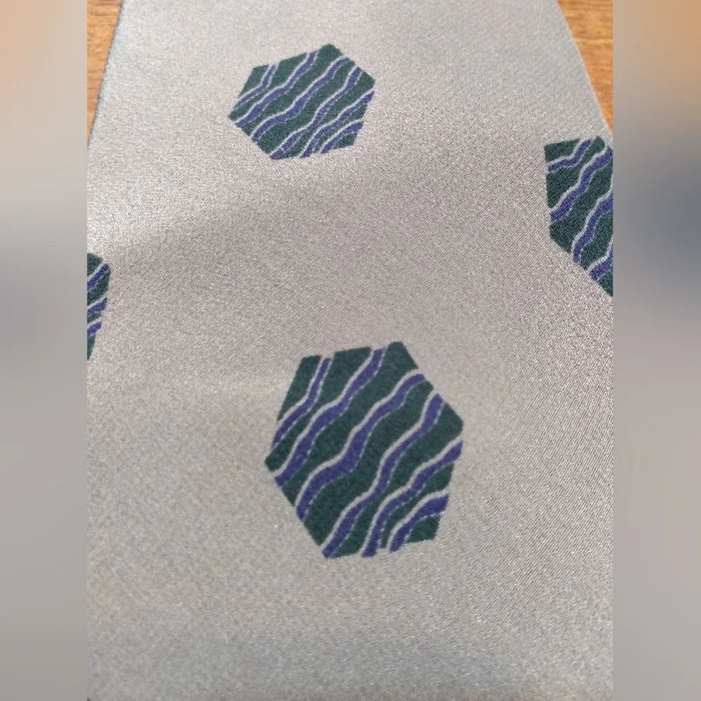 Giorgio Armani Tie, 100% Silk, Grey with Blue Hexagon Pattern, Made in I… - Picture 2 of 14